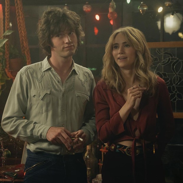 Foto: instagram.com/primevideo Crop top aksen tali dipakai tokoh Karen Sirko/