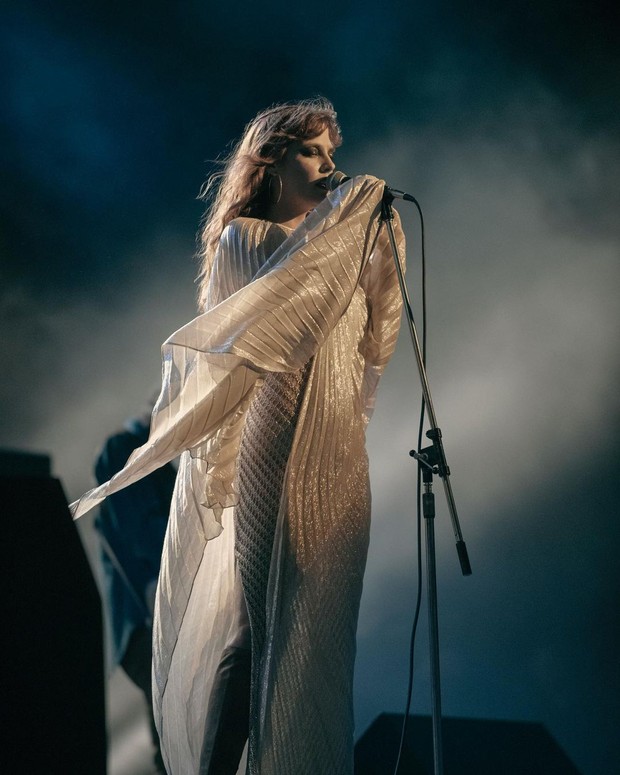 Foto: instagram.com/primevideo Maxi dress dipakai tokoh Daisy Jones/