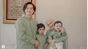 Tersage-sage, 10 Gaya Artis Pakai Baju Lebaran Warna Hijau Sage
