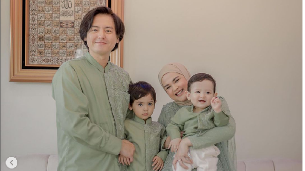 Tersage-sage, 10 Gaya Artis Pakai Baju Lebaran Warna Hijau Sage