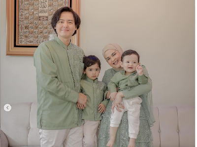 Tersage-sage, 10 Gaya Artis Pakai Baju Lebaran Warna Hijau Sage