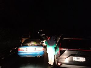 Horor Macet Cianjur Arah Puncak, Pengendara Terjebak Selama 15 Jam Horor Macet Cianjur Arah Puncak, Pengendara Terjebak Selama 15 Jam