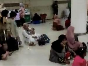 Viral Ibu-ibu Gelar Makan Lesehan di Lantai Mal Sukabumi