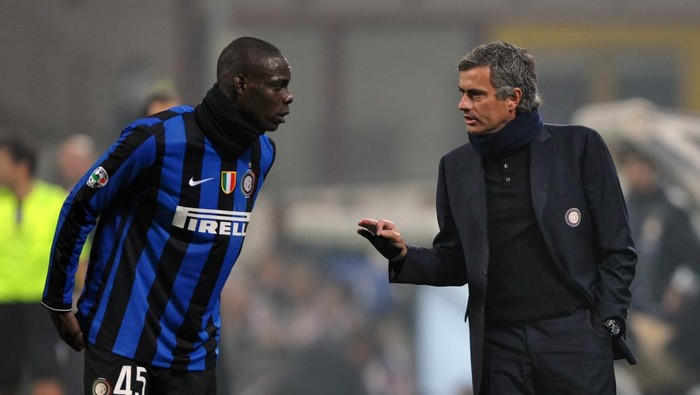 Inter Milans Portuguese coach Jose Mourinho (R) talks to Inter Milans forward Mario Balotelli during their Serie A football match Inter Milan vs Palermo at San Siro Stadium in Milan on October 29, 2009. AFP PHOTO / GIUSEPPE CACACE (Photo credit should read GIUSEPPE CACACE/AFP via Getty Images)