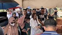 Momen Sedih Istri dan Teman Artis Antar Jenazah Iqbal Pakula ke Pemakaman