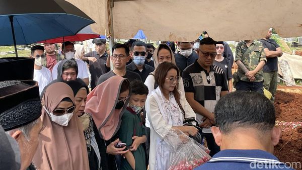 Momen Sedih Istri dan Teman Artis Antar Jenazah Iqbal Pakula ke Pemakaman