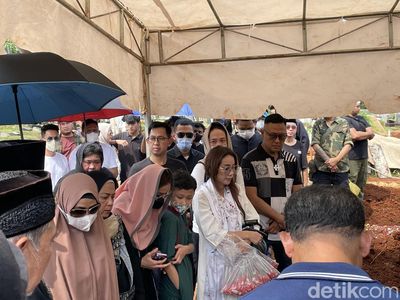 Momen Sedih Istri dan Teman Artis Antar Jenazah Iqbal Pakula ke Pemakaman