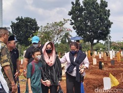 Deretan Artis Hadiri Pemakaman Pesinetron Iqbal Pakula, Istri Terus Menangis