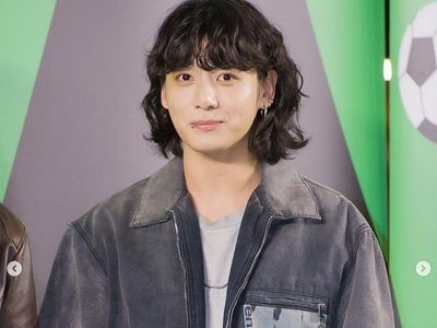 7 Foto Jungkook BTS dengan Rambut Baru, Bikin Fans Gemas Disebut Bak Dora