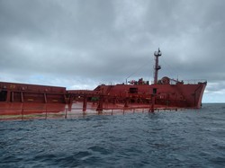 Seluruh ABK Kapal Kargo Inggris yang Kandas di Perairan Raja Ampat Selamat