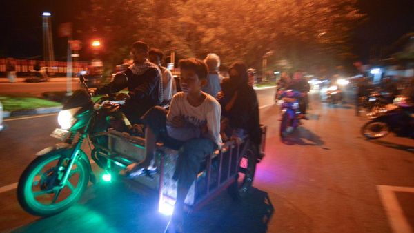 Kepanikan Warga Padang Berbondong Mengungsi Usai Diguncang Gempa