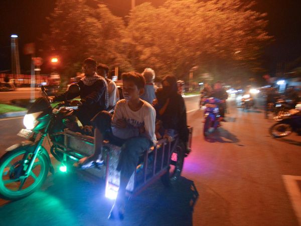Kepanikan Warga Padang Berbondong Mengungsi Usai Diguncang Gempa