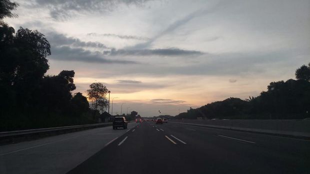 Kondisi di Tol Cikampek, selepas gerbang Tol Cikarang Utama, Selasa (25/4/2023) pukul 18.09 WIB.