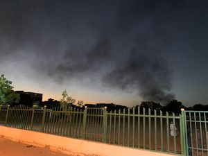 Doa Keluarga Mahasiswa Korban Perang Sudan: Evakuasi WNI Lancar Doa Keluarga Mahasiswa Korban Perang Sudan: Evakuasi WNI Lancar