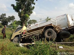 Truk Tangki Seruduk Bengkel-4 Motor, Satu Orang Luka-luka