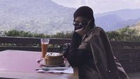 Kulineran Cantik Inara Rusli, Tetap Modis Meski Memakai Cadar