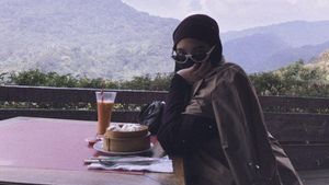 Kulineran Cantik Inara Rusli, Tetap Modis Meski Memakai Cadar