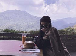 Hukum Wanita Buka Tutup Cadar Dalam Islam, Apakah Haram?