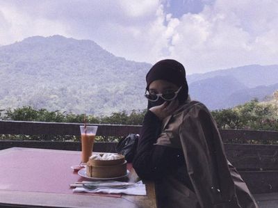 Kulineran Cantik Inara Rusli, Tetap Modis Meski Memakai Cadar