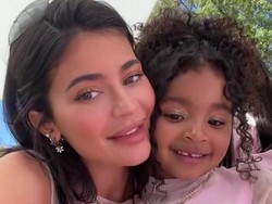 Momen Seru Kylie Jenner Masak Pancake Bareng Stormi di Dapur Mewahnya