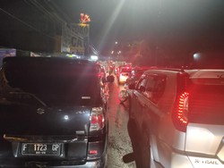 Lalin Cianjur-Puncak Ditutup, Macet 10 Km Pengendara Parkir Bahu Jalan