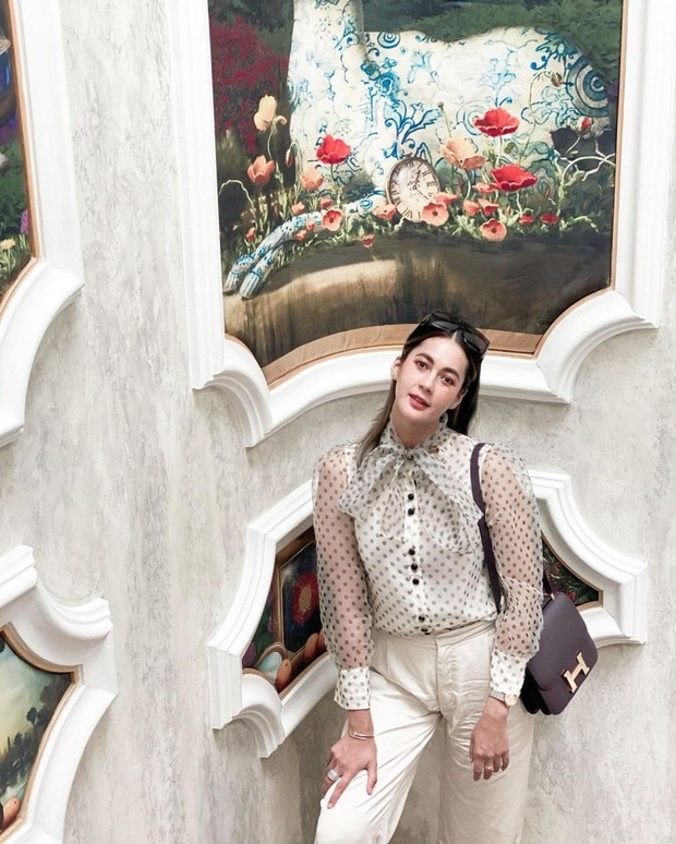 Manis dan Feminin dengan Kemeja Polkadot. Foto Instagram: paula_verhoeven