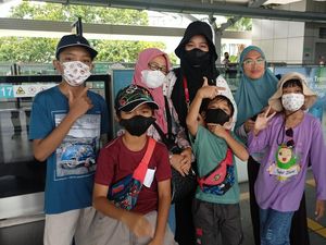 Bahagianya Melinda Ajak Keluarga Coba MRT: Berasa di Jepang