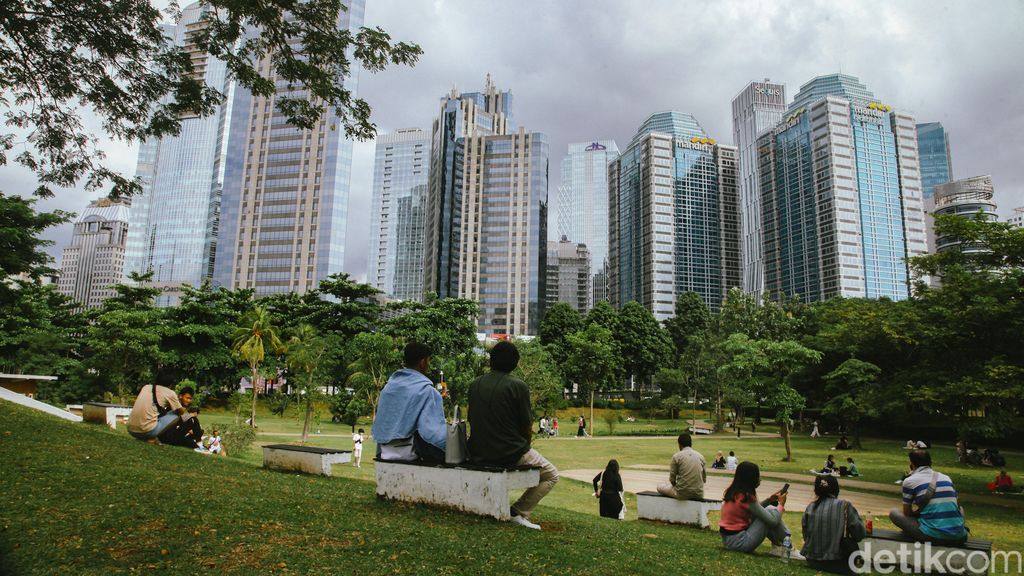Warga mengunjungi Hutan Kota GBK, Jakarta, Selasa (25/4/2023) di hari terakhir cuti bersama.