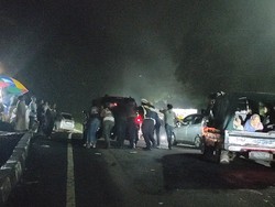 Mobil Mogok dan Selip Gegara Macet Horor Belasan Jam di Cianjur-Puncak