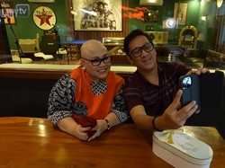 Karyawan Salon Menangis Pangkas Habis Rambut Nunung hingga Botak