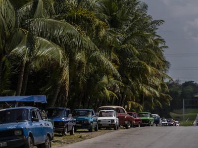 Panjang Banget! Kendaraan Antre Beli BBM di Kuba Imbas Krisis