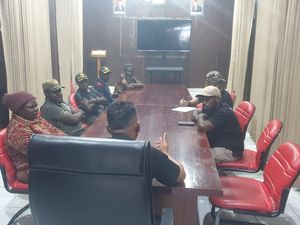 6 Negosiator Dilibatkan Bebaskan 3 Tukang Ojek Disandera KKB di Puncak Jaya 6 Negosiator Dilibatkan Bebaskan 3 Tukang Ojek Disandera KKB di Puncak Jaya