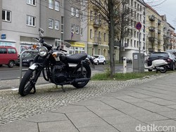 Di Kota Ini, Motor Harga Puluhan Juta Parkir di Emperan