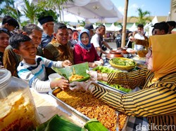 Senangnya Pemudik di Madiun Makan Nasi Pecel dan Melihat Bangunan Viral