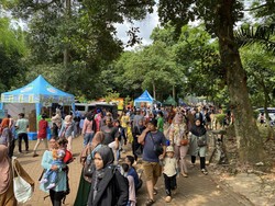 Pengelola Bakal Sanksi Pengunjung Taman Margasatwa Ragunan yang Merokok
