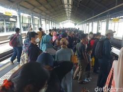 Puncak Arus Balik, Ribuan Pemudik Berangkat dari Stasiun Solo Balapan