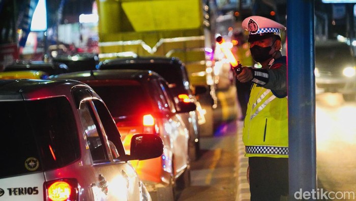 Polisi menertibkan kemudian lintas di Jalan Poros Maros-Makassar. Polisi menertibkan kemudian lintas di Jalan Poros Maros-Makassar.