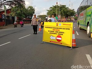 Jurus Polisi Indramayu Urai Kemacetan Arus Lalin Jalur Arteri Jurus Polisi Indramayu Urai Kemacetan Arus Lalin Jalur Arteri