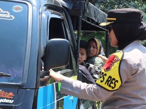 Bahaya Banget! Mobil Pikap Ini Angkut Penumpang ke Obwis di Subang