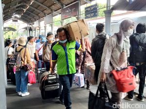 Porter Stasiun Gubeng di Momen Lebaran: Alhamdulillah Rp 500 Ribu/Hari Porter Stasiun Gubeng di Momen Lebaran: Alhamdulillah Rp 500 Ribu/Hari