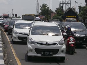 Potret Padatnya Jalur Pantura Imbas One Way di Tol