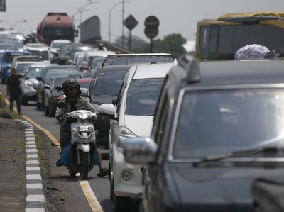 Potret Kepadatan di Jalur Pantura Imbas Tol Satu Arah
