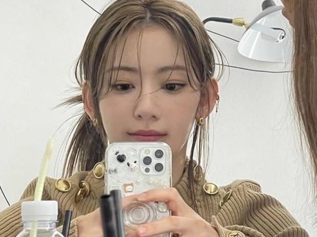 Potret Wet Hair ala Kazuha (LE SSERAFIM)/ Foto: allkpop.com Potret Wet Hair ala Kazuha LE SSERAFIM