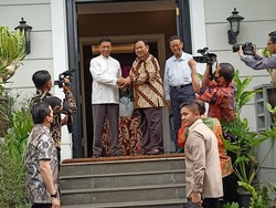 Prabowo Tiba di Kediaman Wiranto, Disambut Langsung di Depan Pintu