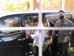 Jan Ethes Bagikan Kaos ke Warga Labuan Bajo, Disambut Teriakan Histeris