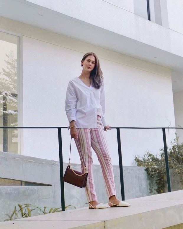 Profesional dengan Blouse dan Striped Pants. Foto Instagram: paula_verhoeven