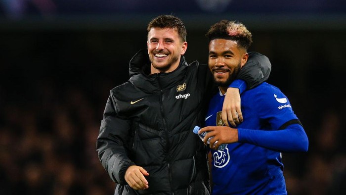 LONDON, ENGLAND - OCTOBER 05: Mason Mount of Chelsea and team mate Reece James celebrate after the UEFA Champions League group E match between Chelsea FC and AC Milan at Stamford Bridge on October 5, 2022 in London, United Kingdom. (Photo by Craig Mercer/MB Media/Getty Images)