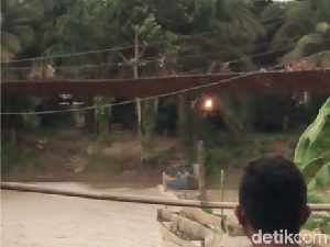 Ngeri! Disapu Angin di Jembatan, Remaja Sumsel dan Motornya Jatuh ke Sungai