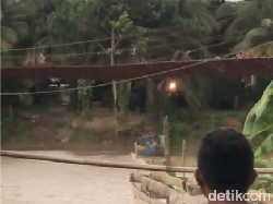 Ngeri! Disapu Angin di Jembatan, Remaja Sumsel dan Motornya Jatuh ke Sungai