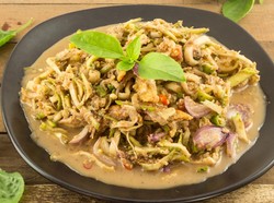 Resep Salad Mangga Muda Saus Kacang yang Asam Segar untuk Camilan